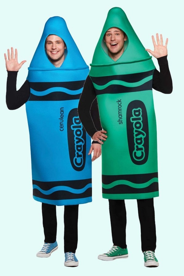 Halloween Kostüme im Partnerlook zwei junge Männer Crayola Crayons