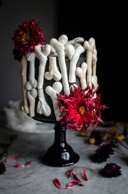 Halloween Kuchen Deko Torte mit Knochen rote Blume