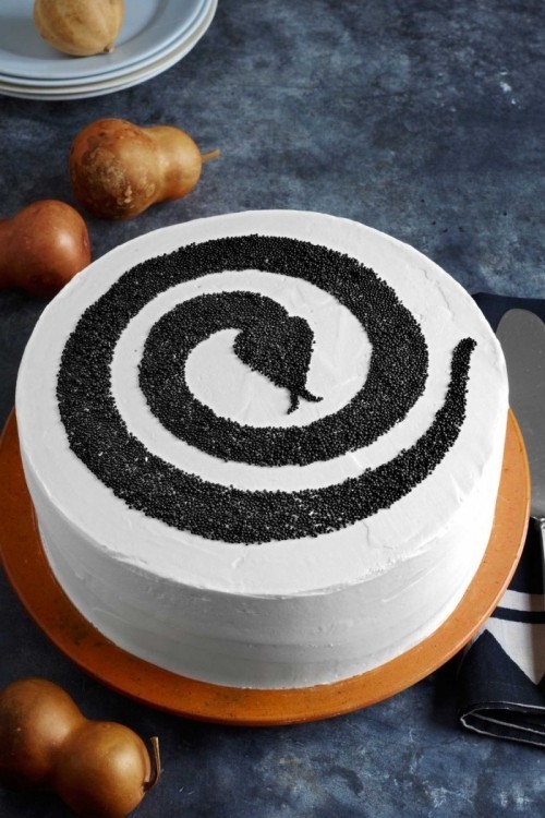 Halloween Kuchen Deko schwarze Schlange auf weißem Hintergrund