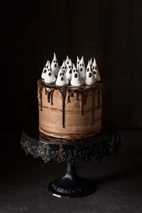 Halloween Kuchen Deko weiße Monster auf Schokoladenbraun