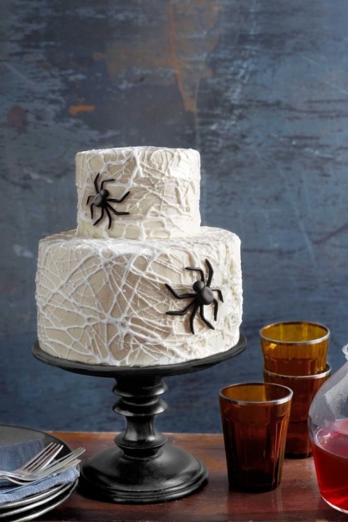 Halloween Kuchen Deko weiße Torte schwarze Spinnen