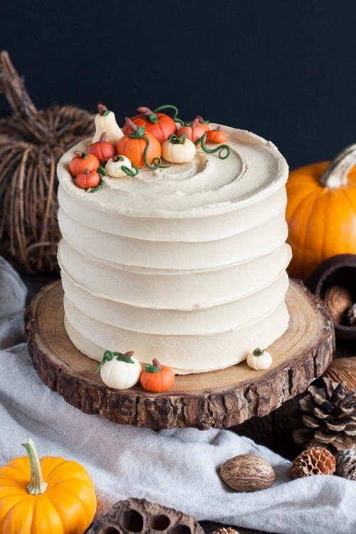 Halloween Kuchen Deko weißer Kuchen mit kleinen Kürbissen dekoriert