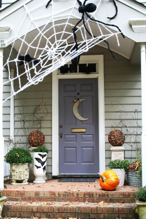 Last Minute Halloween Deko vor der Haustür großes Spinnennetz