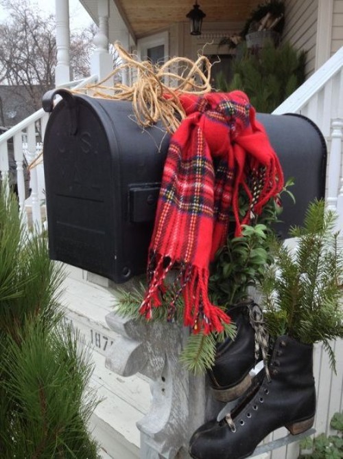 Weihnachtsdeko Hauseingang Details von simplen Deko Schlittschuhe roter Schal Briefkasten