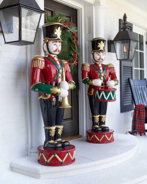 Weihnachtsdeko Hauseingang Nussknacker Figuren beiderseits der Haustür