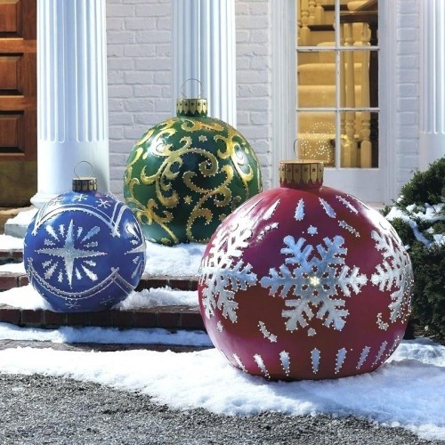 Weihnachtsdeko Hauseingang drei große glänzende Weihnachtskugeln vor Haustür Schnee