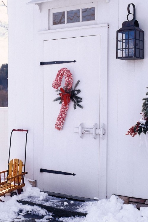Weihnachtsdeko Hauseingang einfache aber stilvolle Deko vor der Haustür Schlitten Laterne an der Wand