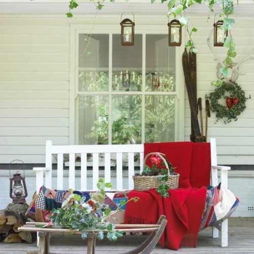 Weihnachtsdeko Hauseingang gemütliche Sitzecke Bank rote Wurfdecke Laternen schön dekriert