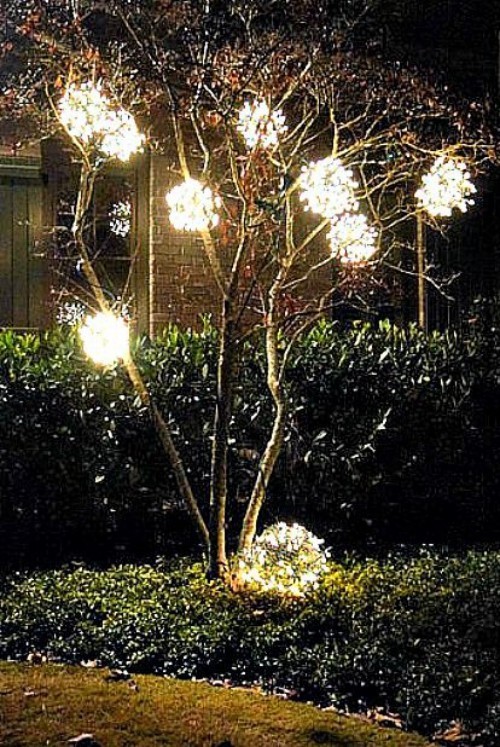Weihnachtsdeko Hauseingang schöne Beleuchtung am Baum festliche Atmosphäre