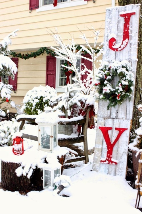 Weihnachtsdeko Hauseingang viel Schnee rote Buchstaben JOY Laterne Kranz