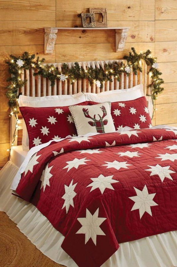 Weihnachtsdeko das Schlafzimmer festlich schmücken grüne Girlande über dem Bett schöne Bettwäsche