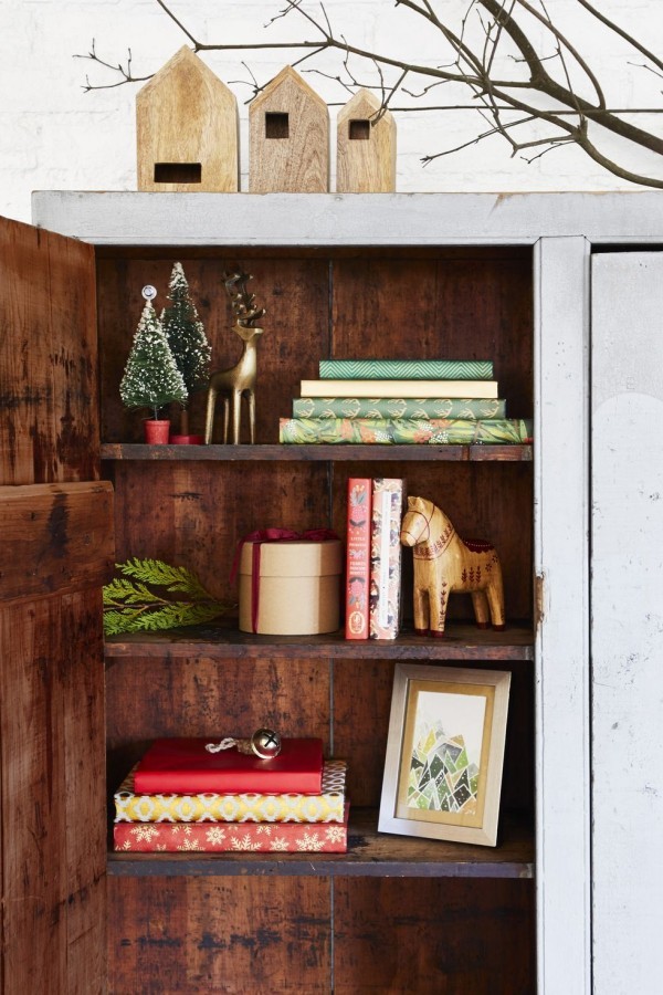 Weihnachtsdeko offenes Bücherregal festlich dekorieren