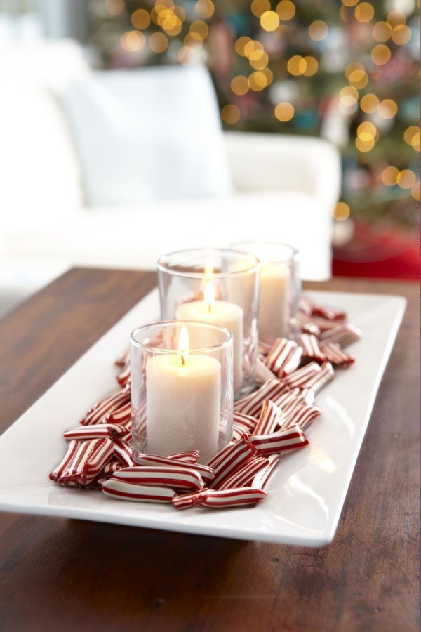 Weihnachtsdeko weiße Kerzen Pfefferminzstangen dekorieren den Esstisch