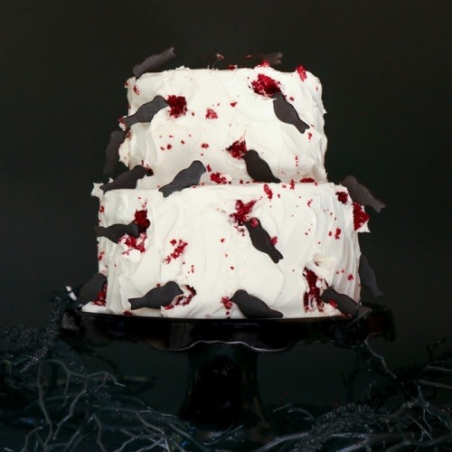Weißer Kuchen mit roten Klecksen und schwarzen Raben absoluter Favorit unter Halloween Kuchen Deko Ideen