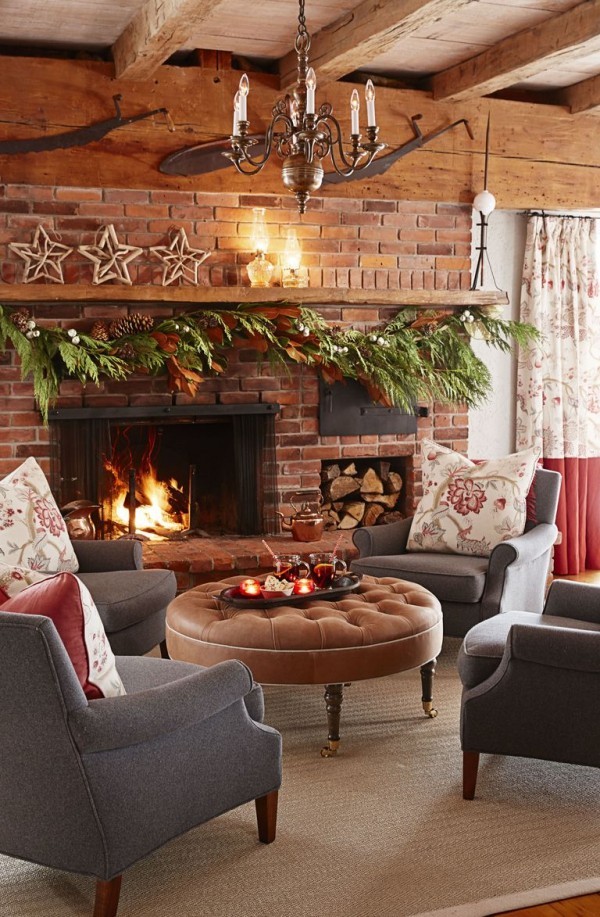 Wohnzimmer im Landhausstil Weihnachtsdeko um den Kamin schöne festliche Atmosphäre