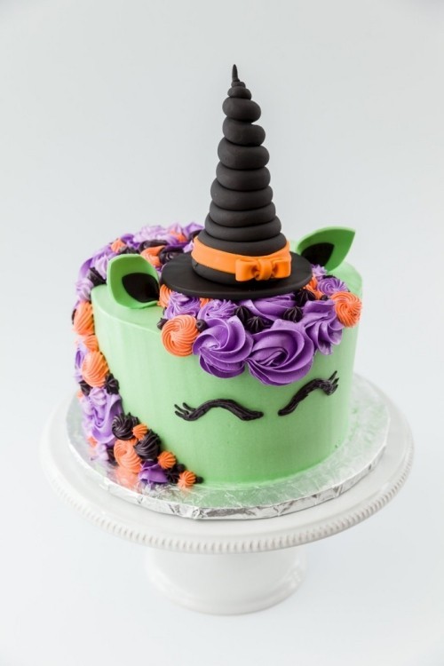 farbenfrohe Halloween Kuchen Deko