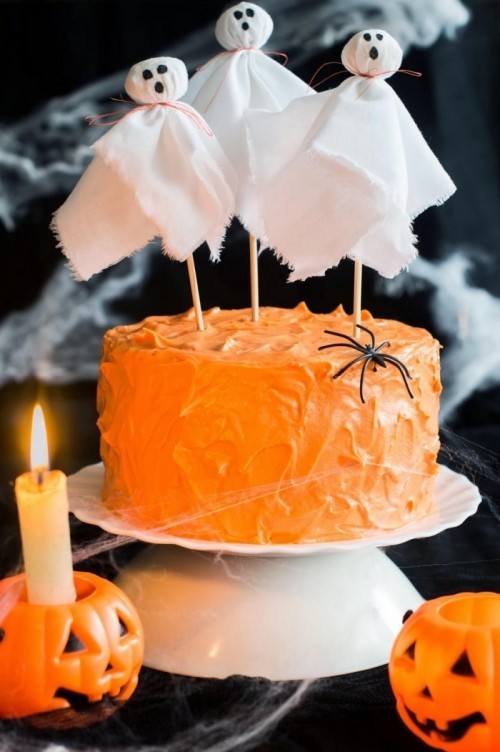 orange Halloween Kuchen Deko weiße kleine Monster Kürbisse als Kerzenhalter