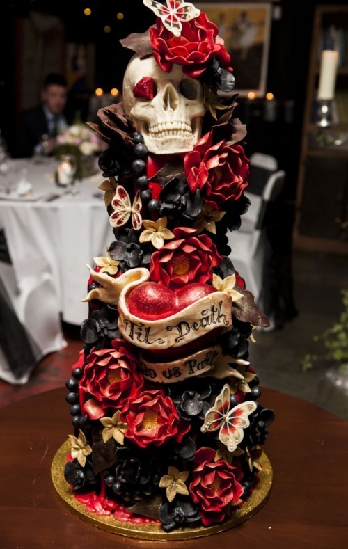 schaurige Halloween Kuchen Deko mit Schädel und Blumen