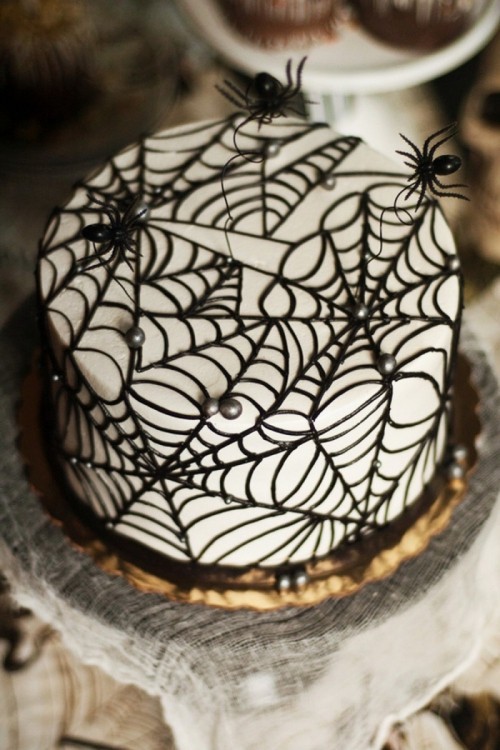 schöne Halloween Kuchen Deko weiße Torte schwarzes Spinnengewebe