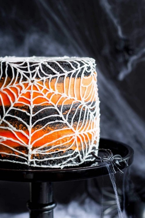 tolle Halloween Kuchen Deko orange schwarz in Schichten weißes Spinnengewebe