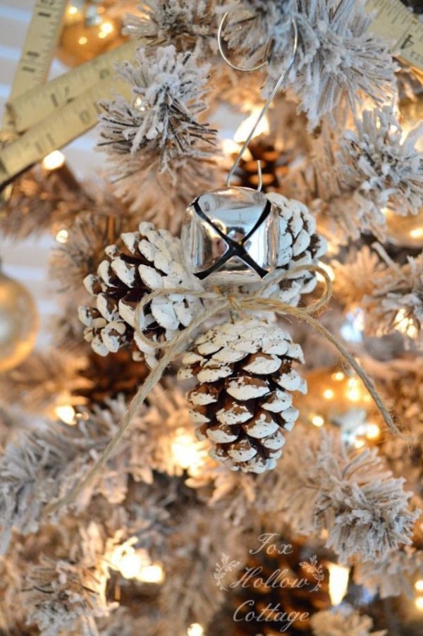 DIY Weihnachtsdeko Ideen Christbaum Ornamente Zapfen mit künstlichem Schnee bedeckt