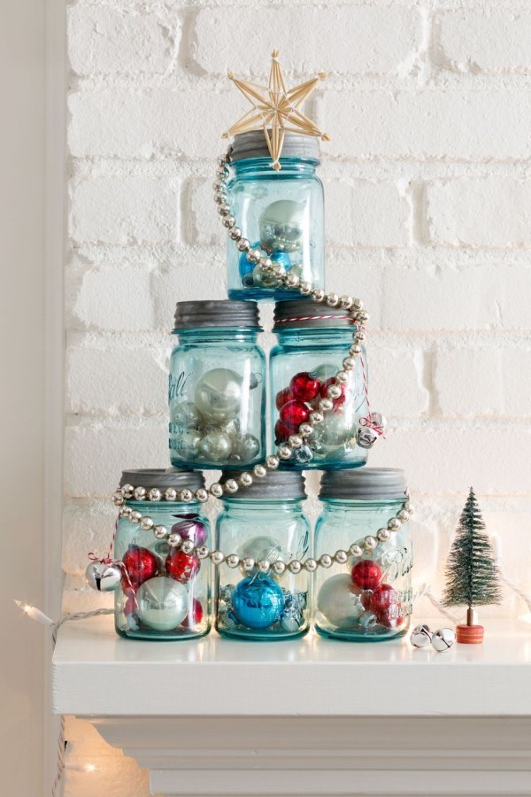 DIY Weihnachtsdeko Ideen Einweggläser als Tannenbaum arrangiert bunte Kugeln Perlenpette