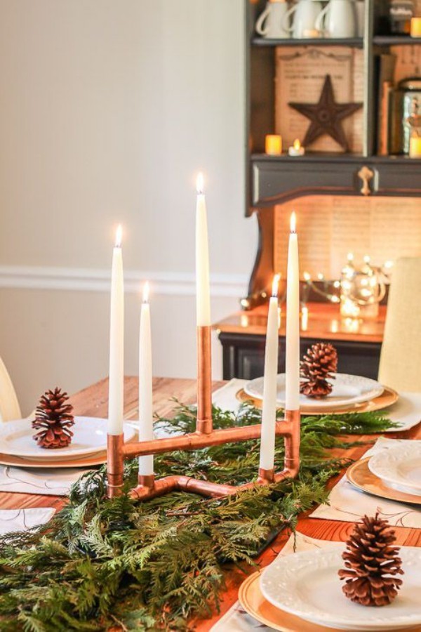 DIY Weihnachtsdeko Ideen Kerzenhalter Mittelstück auf dem Esstisch festlich dekoriert