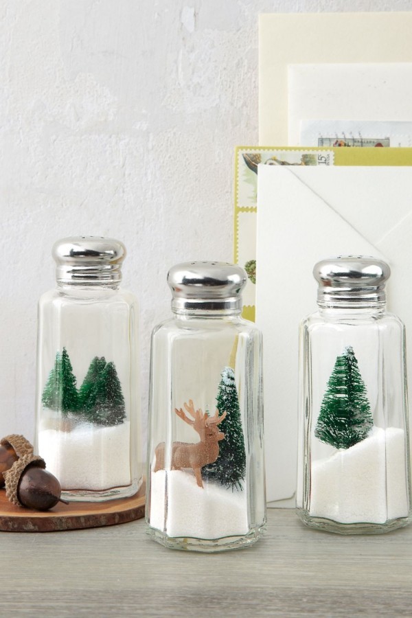 DIY Weihnachtsdeko Ideen Salz und Pfefferdosen umfunktioniert geschmückt