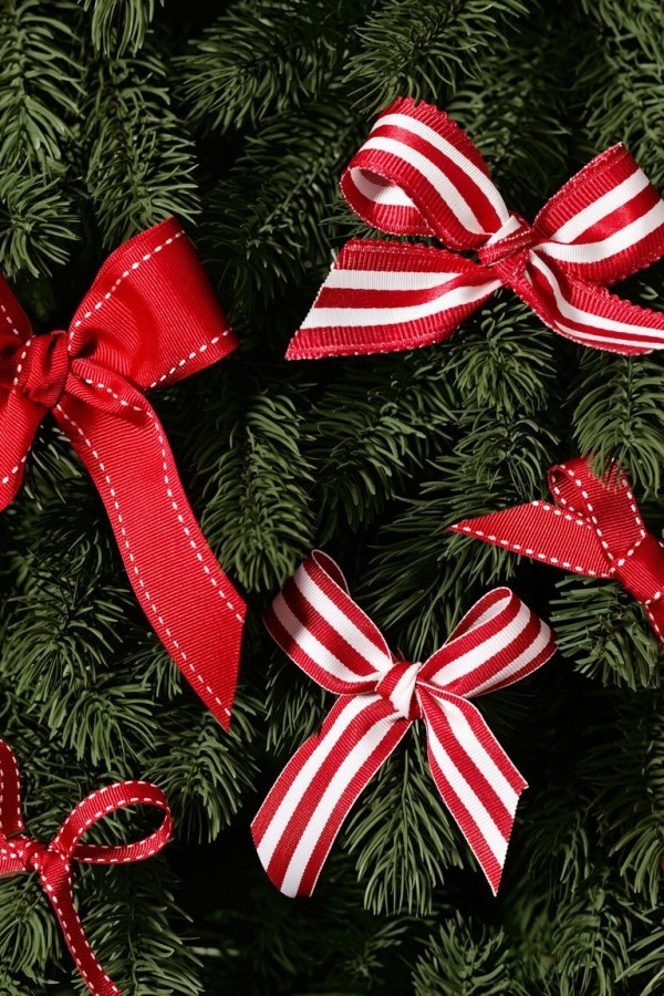 DIY Weihnachtsdeko Ideen Schleifen rot und weiß Christbaum