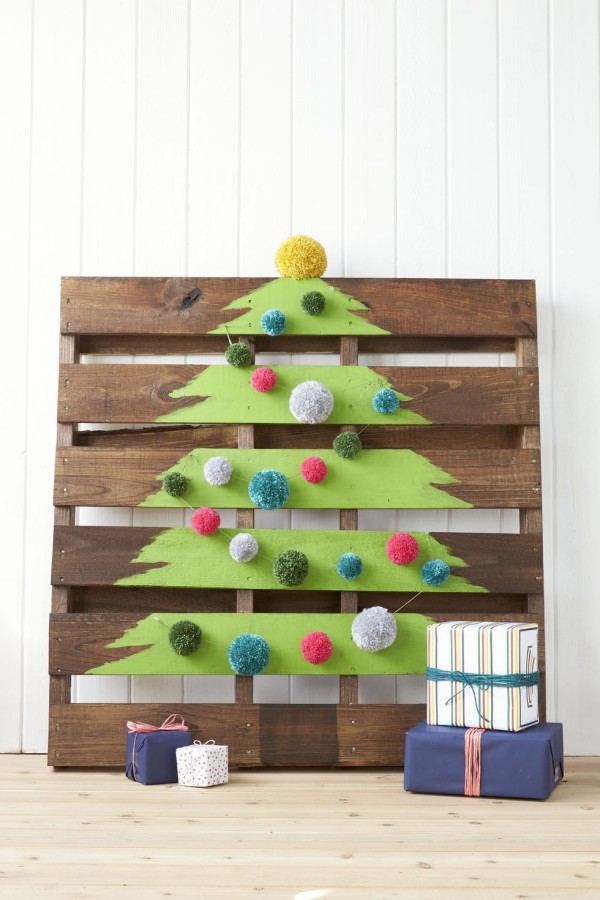 DIY Weihnachtsdeko Ideen Tannenbaum auf Palette