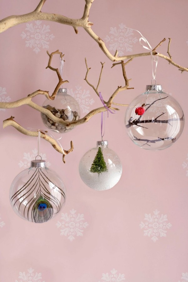 DIY Weihnachtsdeko Ideen Zweige mit Weihnachtskugeln dekoriert