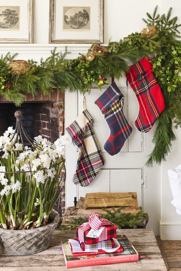 DIY Weihnachtsdeko Ideen bunte Nikolausstrümpfe Kamin festlich dekoriert