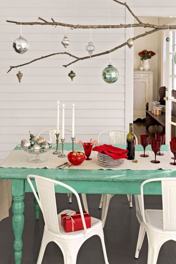 DIY Weihnachtsdeko Ideen festlich dekorierter Esstisch Zweig mit Kugeln weiße Kerzen Geschenke
