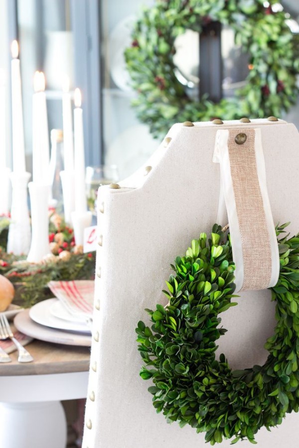 DIY Weihnachtsdeko Ideen handgemachte Kränze dekorierter Esstisch im Hintergrund