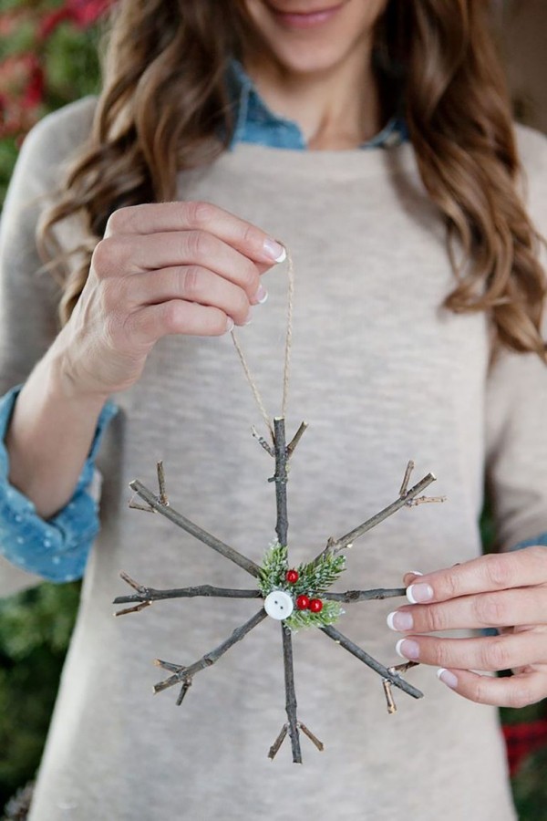 DIY Weihnachtsdeko Ideen rustikaler Schmuck Ornament aus kleinen Zweigen