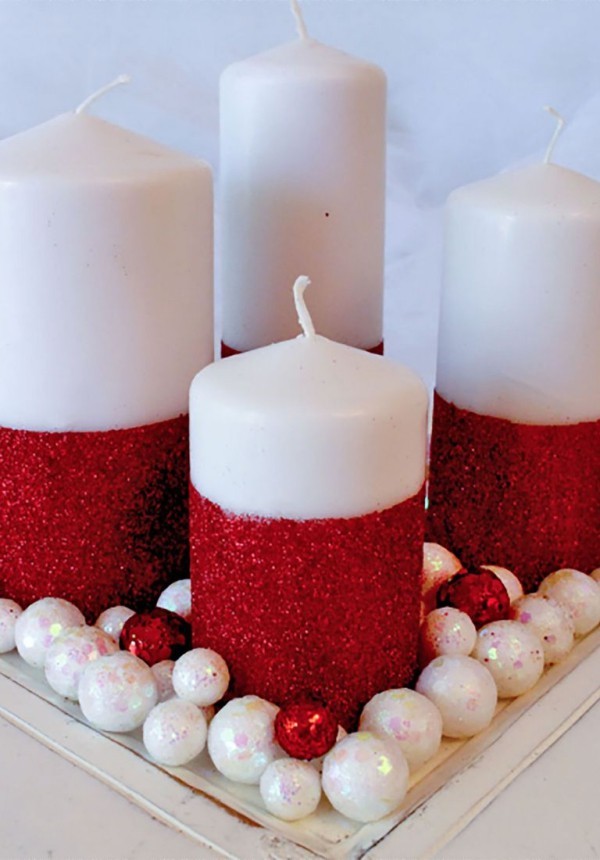 DIY Weihnachtsdeko Ideen weiße Kerzen mit rotem Glitzer glänzende Kugeln
