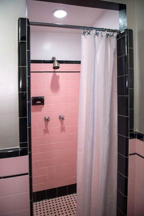 Badezimmer im Vintage und Retrostil Farbkombi schwarz rosa Vorhang Dusche