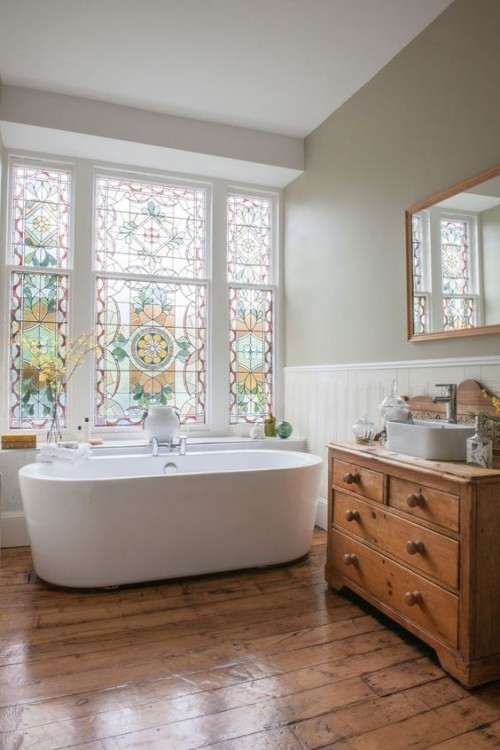 Badezimmer im Vintage und Retrostil Holzschrank Holzdielen bunt bemalte Glaswand ein Unikat freistehende Badewanne weiß