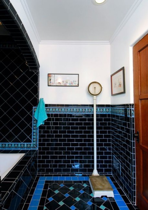 Badezimmer im Vintage und Retrostil attraktiver Look schwarze Fliesen mit etwas Blau kombiniert