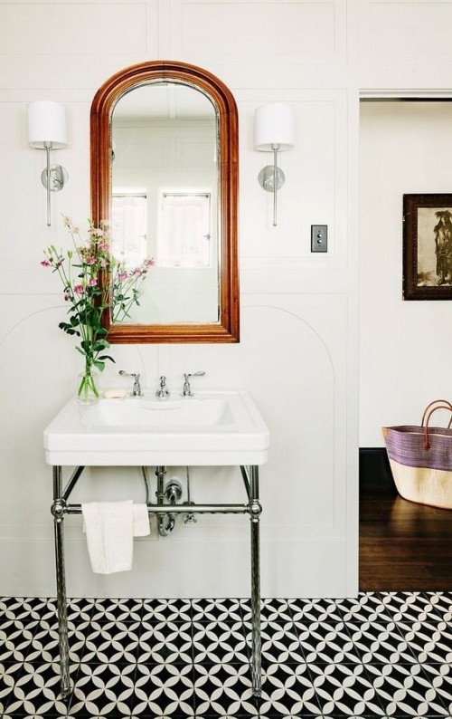 Badezimmer im Vintage und Retrostil schwarz weiße gemusterte Bodenfliesen Wandspiegel mit Holzrahmen