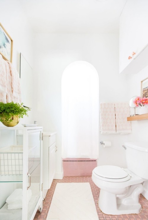 Badezimmer im Vintage und Retrostil weiß rosa Gestaltung