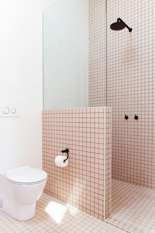 Badezimmer im Vintage und Retrostil weiß rosa schwarze Akzente WC Dusche getrennt Glaswand