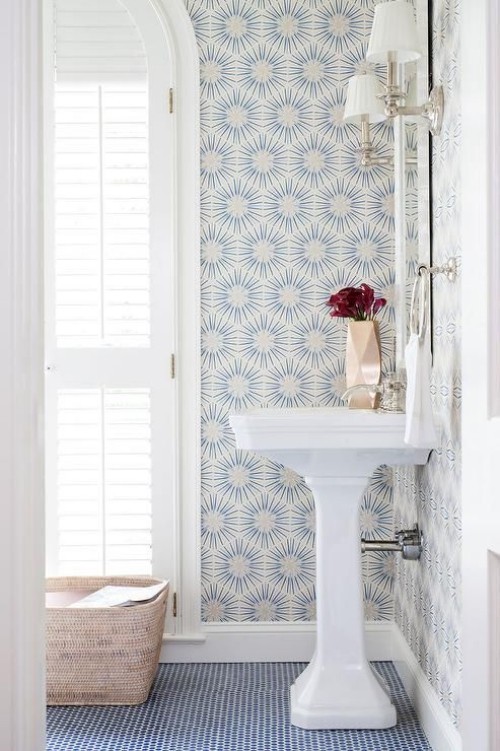 Badezimmer im Vintage und Retrostil weiß und Hellblau interessante Kombination