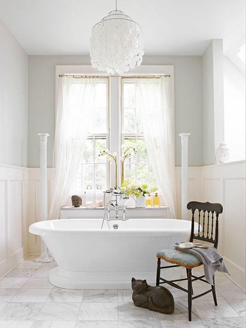 Badezimmer im Vintage und Retrostil weiße freistehende Badewanne