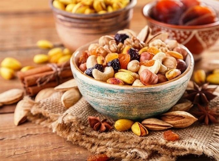 Gesunde Lebensmittel für langes Leben Nüsse und Trockenobst perfekte Kombination im Winter
