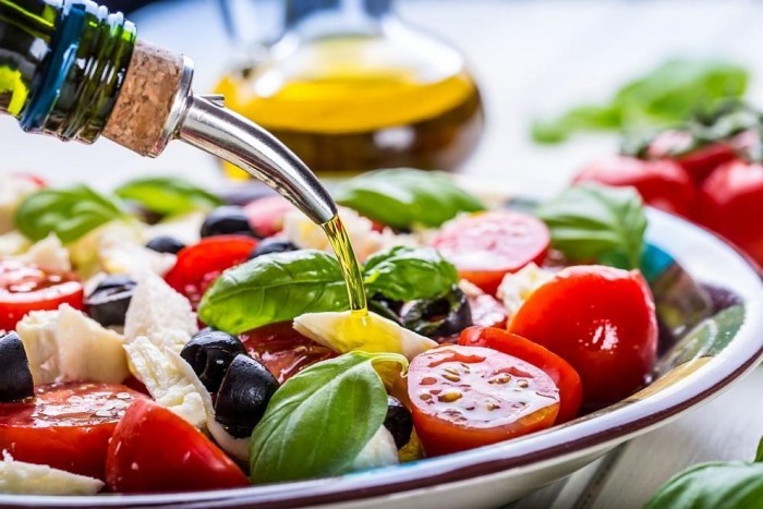 Salat aus frischem Gemüse mit Ziegenkäse Oliven Olivenöl