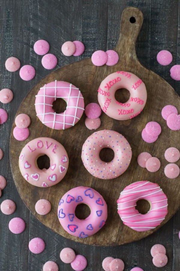 Köstliche Valentinstag Desserts Donuts zum Fest der Liebe