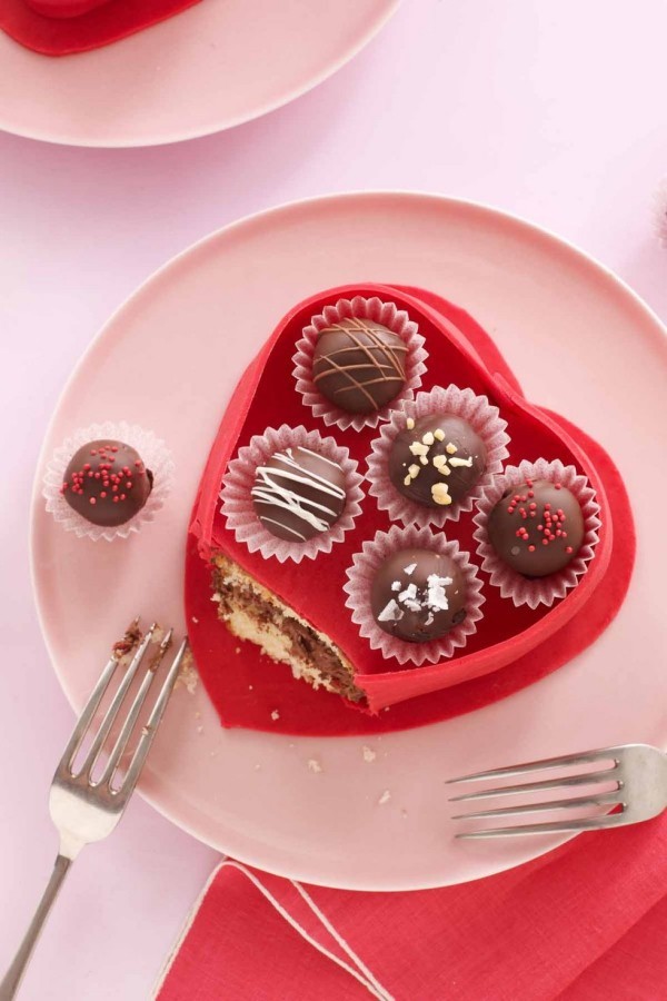 Köstliche Valentinstag Desserts Kuchen in Herzform in Rosa