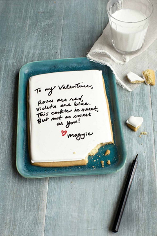 Köstliche Valentinstag Desserts Kuchen mit romantischer Nachricht darauf