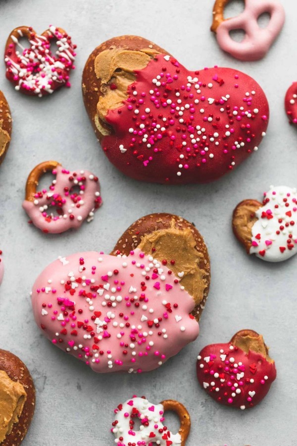 Köstliche Valentinstag Desserts Schoko Brezel mit rosa Erdnusscreme
